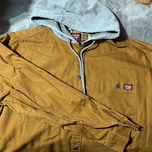 Men’s Wrangler Workwear over shirt with hood - Picture 1 of 3